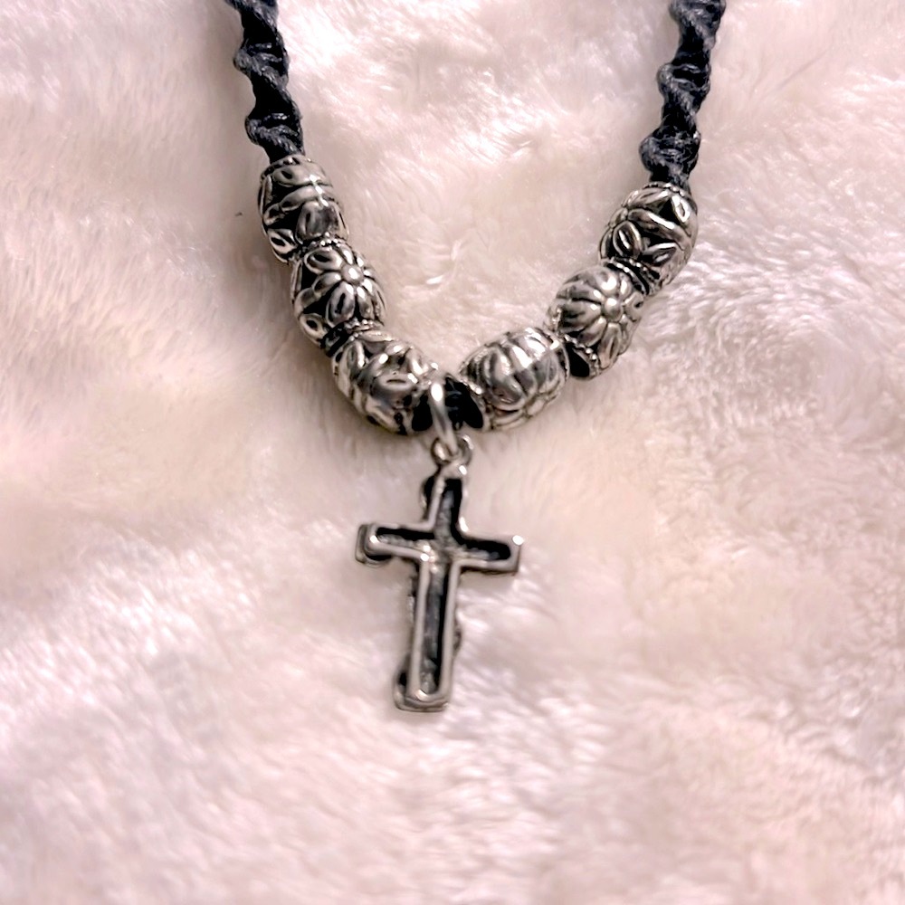 🖤 16” BLACK MACRAME, SILVER CROSS & SILVER FLORAL BEADS TOGGLE CLOSURE NECKLACE - Picture 5 of 7